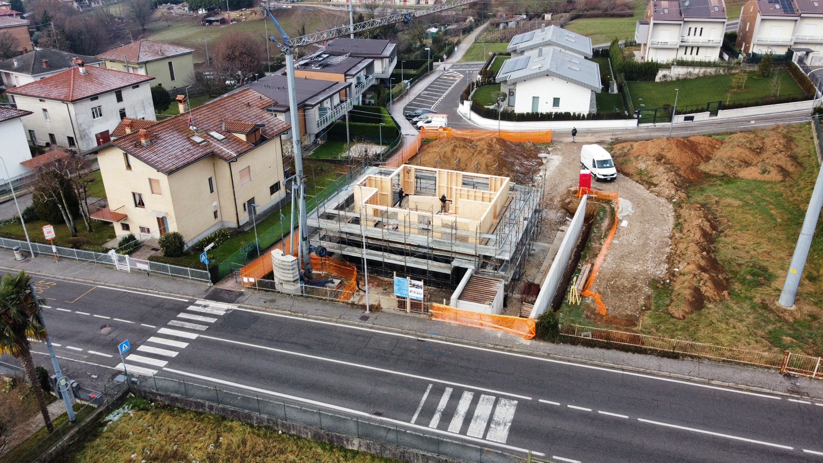 Cantiere di Sorisole dall'alto — la struttura in legno sul lotto, fra la strada e le case